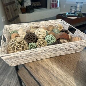 Woven tray and potpourri - price is for combined items